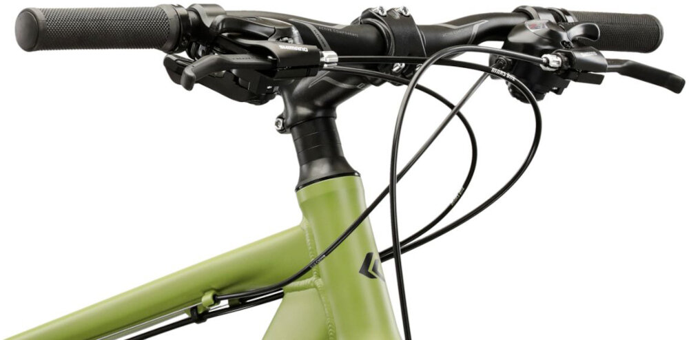 Rower górski MTB KROSS Berg 1.0 M19 27.5 cala męski Khaki kierownica na białym tle widoczna pod skosem lekka kierownica aluminiowa pewny chwyt wysoka odporność na obciążenia wspornik KROSS o długości 90 mm średnicy 31,8 mm i kącie 7° optymalna pozycja podczas jazdy aluminiowa konstrukcja sztywność