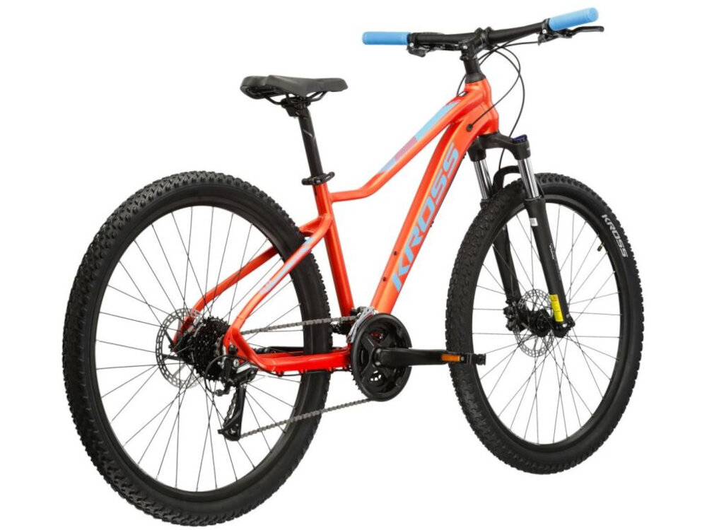 Rower górski MTB KROSS Lea 6.0 D16 27.5 cala damski Niebiesko-pomarańczowy rower na białym tle widoczny od tyłu pod skosem góral pojazd dla sportowców do jazdy wyczynowej uniwersalny dla amatorów zwrotny łatwo wchodzi w zakręty do jazdy w mieście za miastem w lesie na górskim szlaku w błocie nie za głębokim piachu