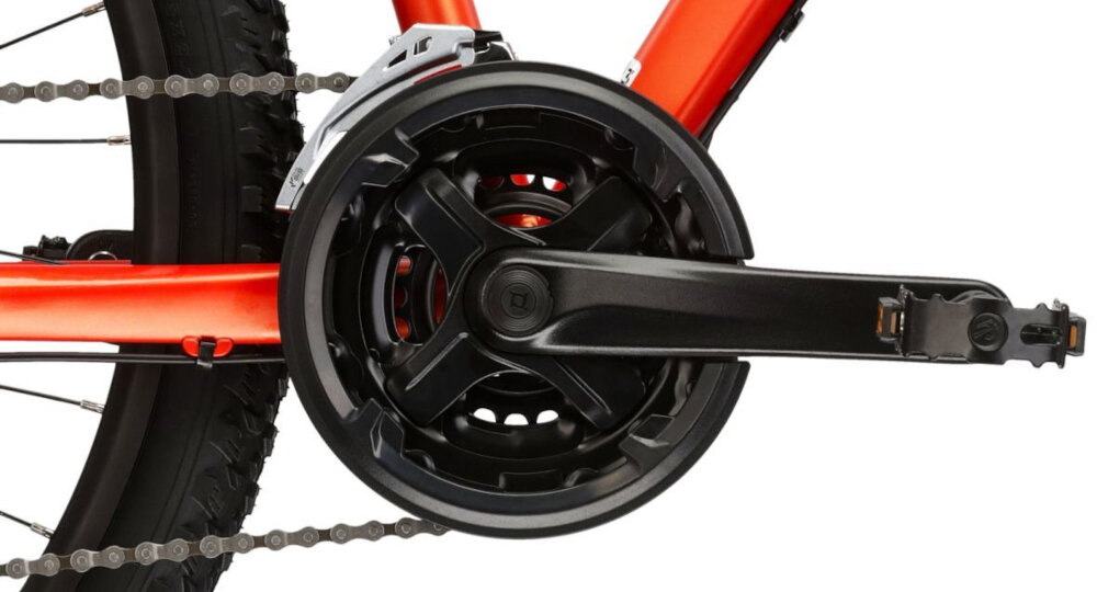 Rower górski MTB KROSS Lea 6.0 D16 27.5 cala damski Niebiesko-pomarańczowy zbliżenie na korbę kasetę i łańcuch lekka wydajna konstrukcja korby korba PROWHEEL kaseta SHIMANO typu HG200 solidność wytrzyma bardzo duży nacisk na pedały