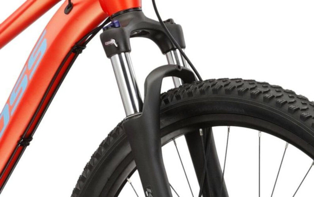 Rower górski MTB KROSS Lea 6.0 D16 27.5 cala damski Niebiesko-pomarańczowy zbliżenie na amortyzator rower typu hardtail przedni amortyzator marki SR SUNTOUR typu XCT30 HLO komfort i bezpieczeństwo jazdy długość skoku 80 mm tłumi wstrząsy stabilne prowadzenie system blokady HLO efektywność pedałowania