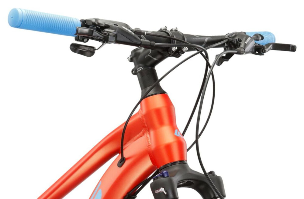 Rower górski MTB KROSS Lea 6.0 D16 27.5 cala damski Niebiesko-pomarańczowy kierownica na białym tle widoczna pod skosem lekka kierownica aluminiowa pewny chwyt wysoka odporność na obciążenia uchwyty pokryte antypoślizgowym materiałem dłonie nie ślizgają się stabilne i pewne prowadzenie bezpieczeństwo