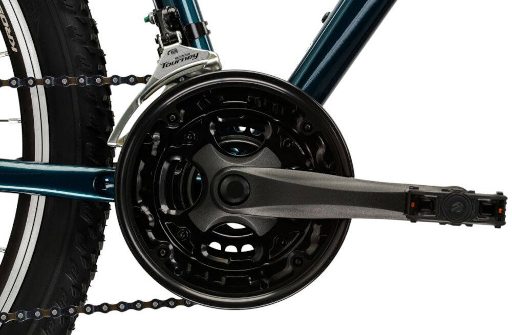 Rower młodzieżowy KROSS Berg Jr 26 cali dla chłopca Biało-turkusowy zbliżenie na korbę kasetę i łańcuch lekka wydajna konstrukcja korby korba WHEEL TOP wolnobieg SHIMANO typu TZ500 kaseta SHIMANO typu TZ500 14-28T solidność wytrzyma bardzo duży nacisk na pedały