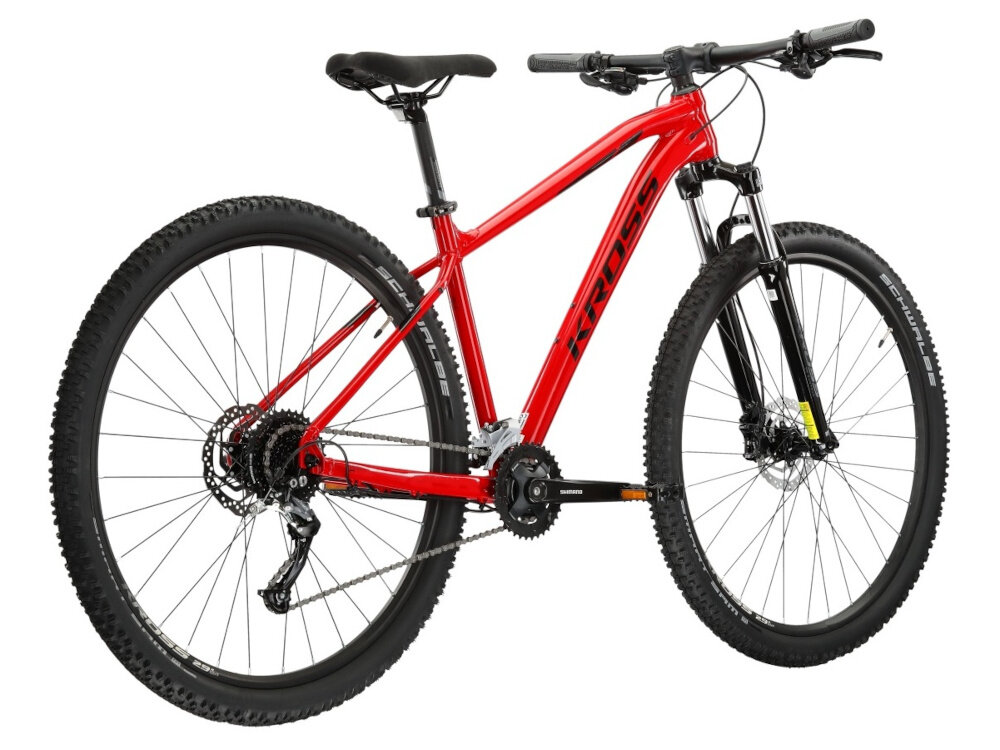 Rower górski MTB KROSS Level 1.0 M17 29 cali męski Czarno-czerwony rower na białym tle widoczny od tyłu pod skosem góral pojazd dla sportowców do jazdy wyczynowej uniwersalny dla amatorów zwrotny łatwo wchodzi w zakręty do jazdy w mieście za miastem w lesie na górskim szlaku w błocie nie za głębokim piachu
