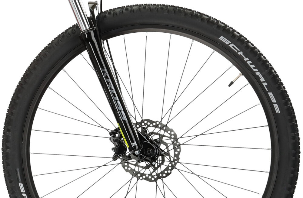 Rower górski MTB KROSS Level 1.0 M17 29 cali męski Czarno-czerwony zbliżenie na oponę rozmiar koła 29 cali łatwe pokonywanie przeszkód duży kontakt koła z podłożem szerokie opony marki SCHWALBE dobra przyczepność aluminiowe obręcze zachowanie regularnego kształtu kół stabilne trzymanie opony bezpieczna i komfortowa jazda regularne sprawdzanie ciśnienia powietrza wartość na bocznej części opony