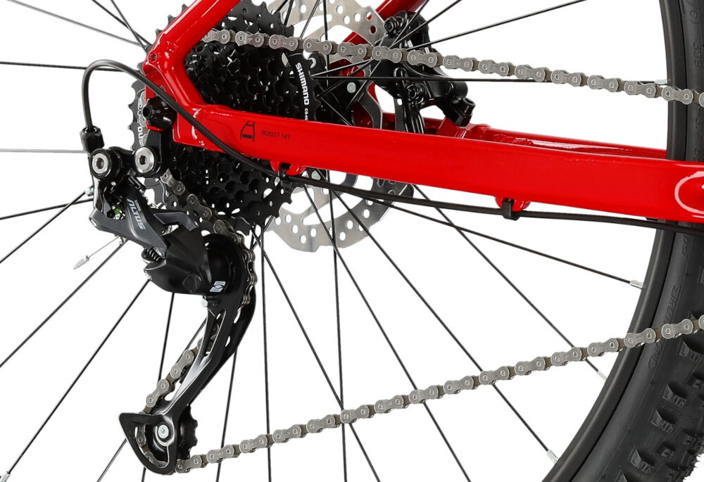 Rower górski MTB KROSS Level 1.0 M17 29 cali męski Czarno-czerwony zbliżenie na tylną przerzutkę przerzutki marki przerzutki marki SHIMANO 18 przełożeń duża wytrzymałość precyzyjne działanie dziewięciorzędowe przerzutki SHIMANO Altus technologia SHADOW przerzutka jest schowana mniej narażona na uszkodzenia