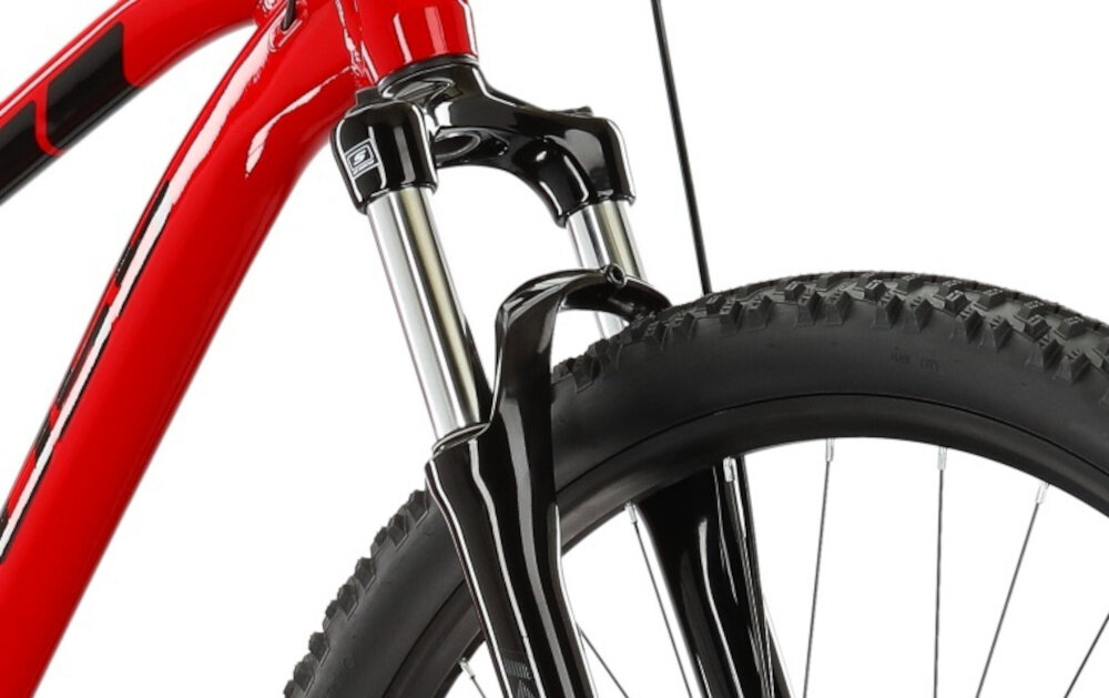Rower górski MTB KROSS Level 1.0 M17 29 cali męski Czarno-czerwony zbliżenie na amortyzator rower typu hardtail przedni amortyzator marki SR SUNTOUR typu XCT30 HLO komfort i bezpieczeństwo jazdy długość skoku 80 mm tłumi wstrząsy stabilne prowadzenie system blokady HLO efektywność pedałowania
