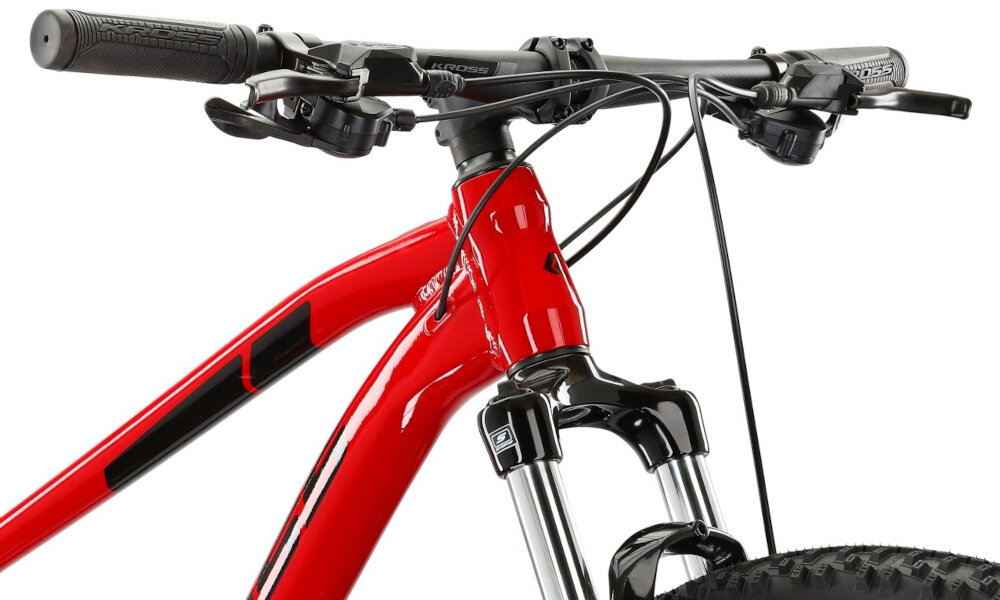 Rower górski MTB KROSS Level 1.0 M17 29 cali męski Czarno-czerwony kierownica na białym tle widoczna pod skosem lekka kierownica aluminiowa pewny chwyt wysoka odporność na obciążenia uchwyty pokryte antypoślizgowym materiałem dłonie nie ślizgają się stabilne i pewne prowadzenie bezpieczeństwo