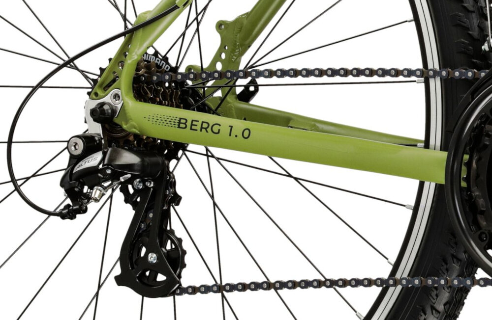 Rower górski MTB KROSS Berg 1.0 M21 27.5 cala męski Khaki zbliżenie na tylną przerzutkę przerzutki marki przerzutki marki SHIMANO 21 przełożeń duża wytrzymałość precyzyjne działanie przednia przerzutka SHIMANO Tourney tylna przerzutka SHIMANO Altus technologia SHADOW przerzutka jest schowana i mniej narażona na uszkodzenia