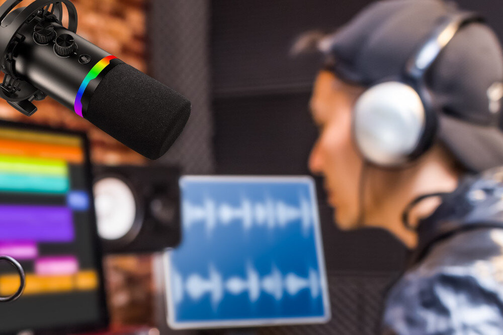 Mikrofon REDRAGON Solara GM307 dynamiczny mikrofon USB XLR RGB do streamingu i nagrań, mikrofon studyjny na pierwszym planie, osoba siedząca w studio