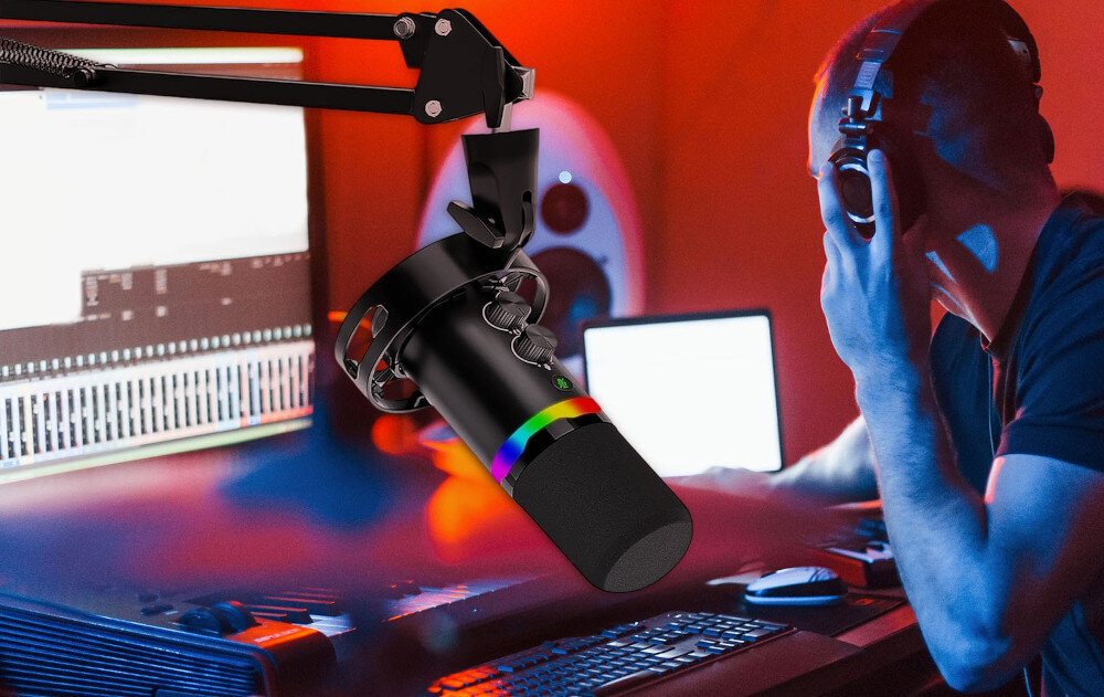 Mikrofon REDRAGON Solara GM307 dynamiczny kardioidalny pasmo 80 Hz-15 kHz czysty dźwięk, osoba z założonymi słuchawkami nausznymi suiedząca w studio nagraniowym