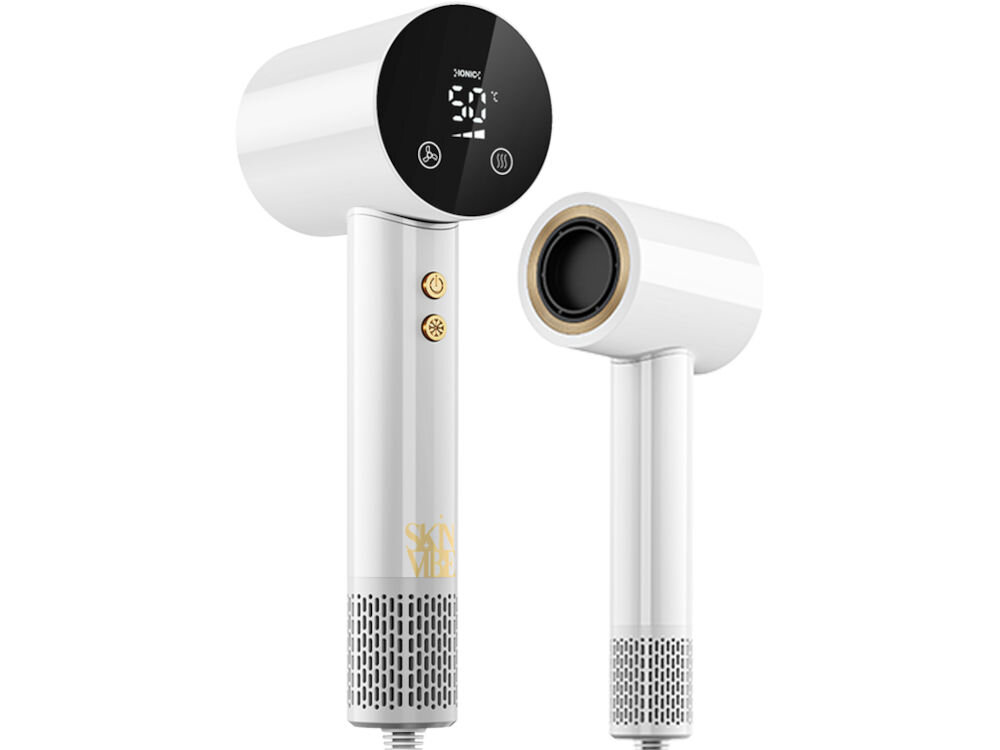 Suszarka SKINVIBE Libra Airloom SV-002WH Biały 1500W osoba trzyma suszarkę za kabel suszarka w kolorze białym złote przyciski szare tło głęboka matowa biel połyskujące złoto niepowtarzalny charakter współczesne wnętrza elegancja styl jakość wykonania