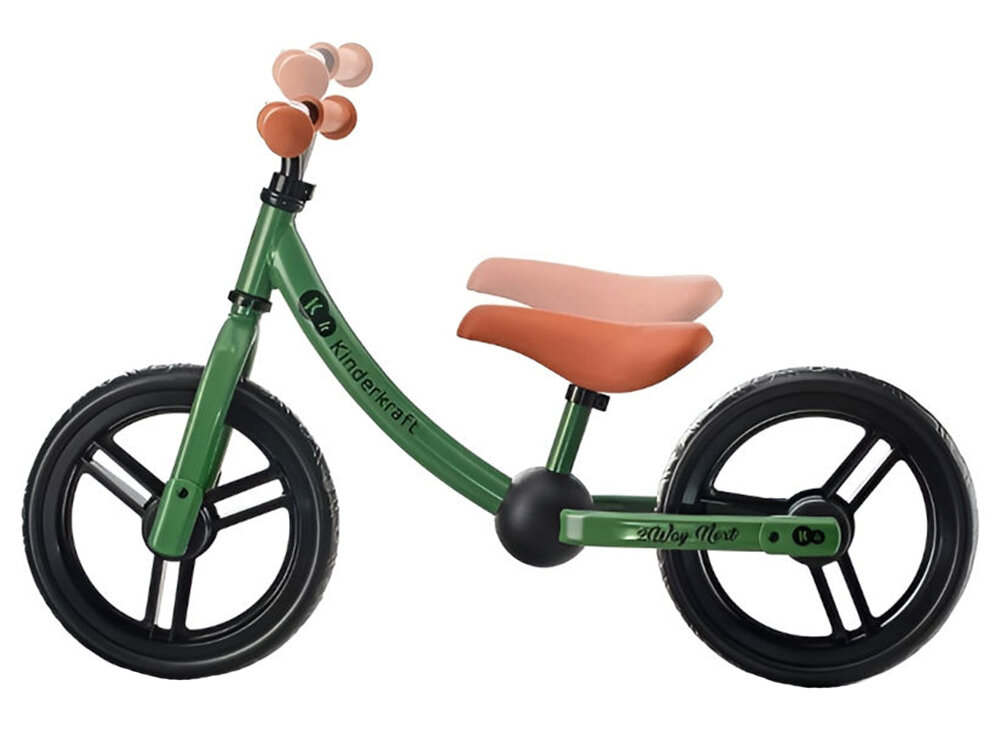 Rowerek biegowy 2WAY NEXT 2022 LIGHT GREEN zielony rowerek brązowe siodełko gumowe uchwyty wymiary białe tło przedstawiona regulacja białe tło rozwija się razem z Twoim dzieckiem Regulowane siodełko (zakres 26–28 cm) za pomocą praktycznego klucza imbusowego przez wiele lat wspieranie rozwoju motorycznego dziecka o wzroście od 80 cm wyjątkowy komfort jazdy praktyczność troska o zdrowy rozwój dziecka