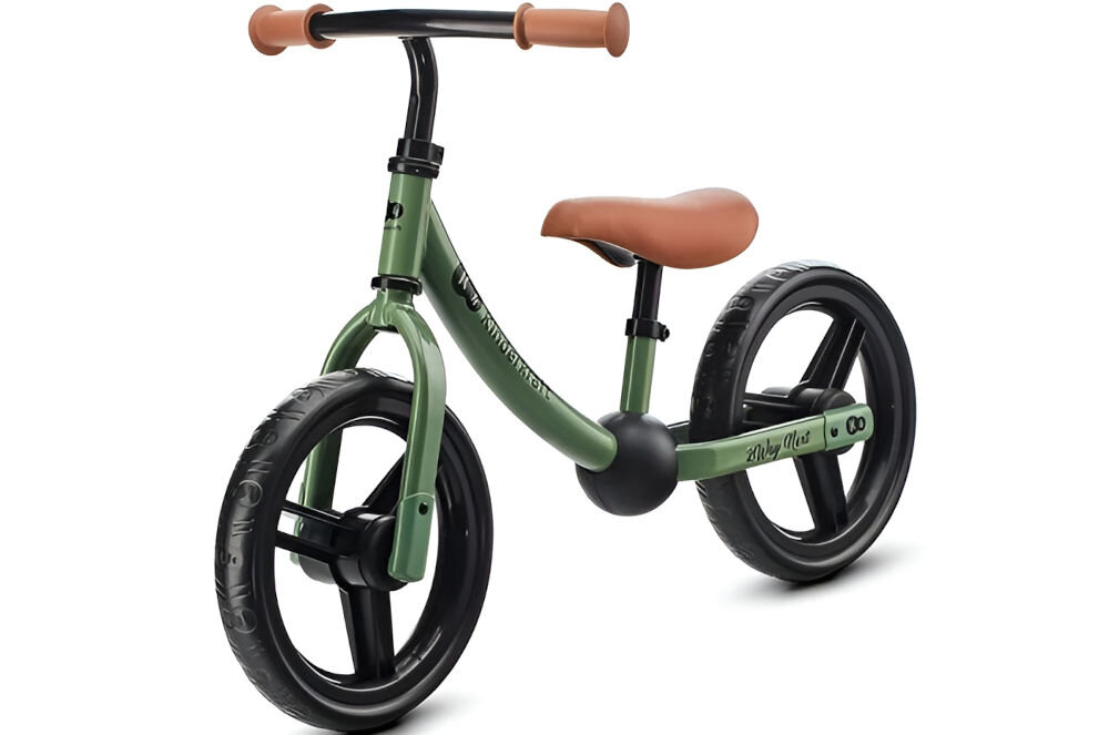 Rowerek biegowy 2WAY NEXT 2022 LIGHT GREEN zielony rowerek stoi bokiem brązowe siodełko czarne koła gumowe uchwyty białe tło dla dzieci od 2 roku życia stabilna konstrukcja bezpieczeństwo lekka budowa łatwe prowadzenie rozwijanie samodzielności Kompaktowe rozmiary dostosowany do potrzeb najmłodszych maksymalne obciążenie do 35 kg dla maluchów od pierwszych lat życia