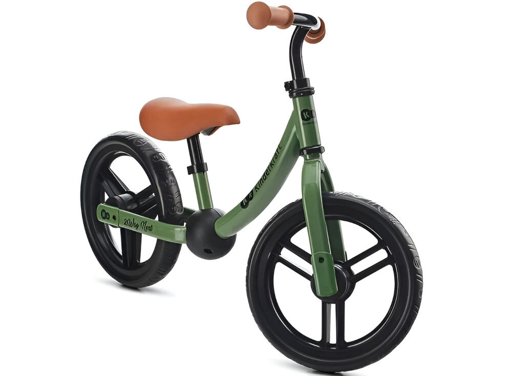 Rowerek biegowy 2WAY NEXT 2022 LIGHT GREEN zielony rowerek stoi bokiem brązowe siodełko gumowe uchwyty białe tło zabawa i nauka rozwijanie równowagi doskonalenie koordynacji ruchowej odpychanie się nóżkami wzmocnienie mięśni nóg starannie zaprojektowana konstrukcja bezpieczne komfortowe warunki naturalny sposób