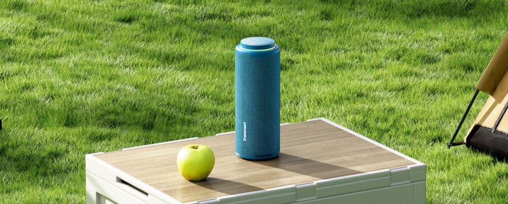 Głośnik mobilny TRONSMART T8 pełen dźwięku 360° z mocnym basem i czystymi wokalami, głośnik mobilny stojący na skrzyni w plenerze
