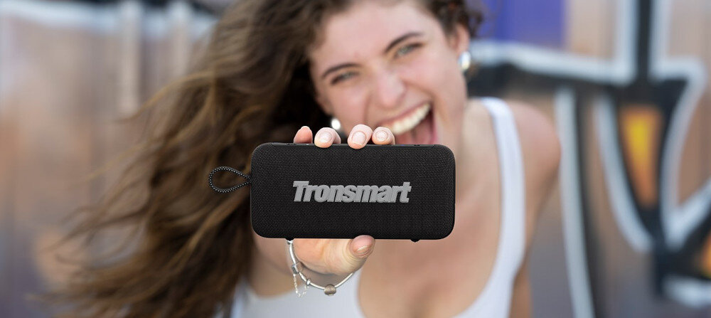 TRONSMART Trip 2 bas przestrzenny potężne brzmienie kompaktowy głośnik, osoba trzymająca głośnik w ręku
