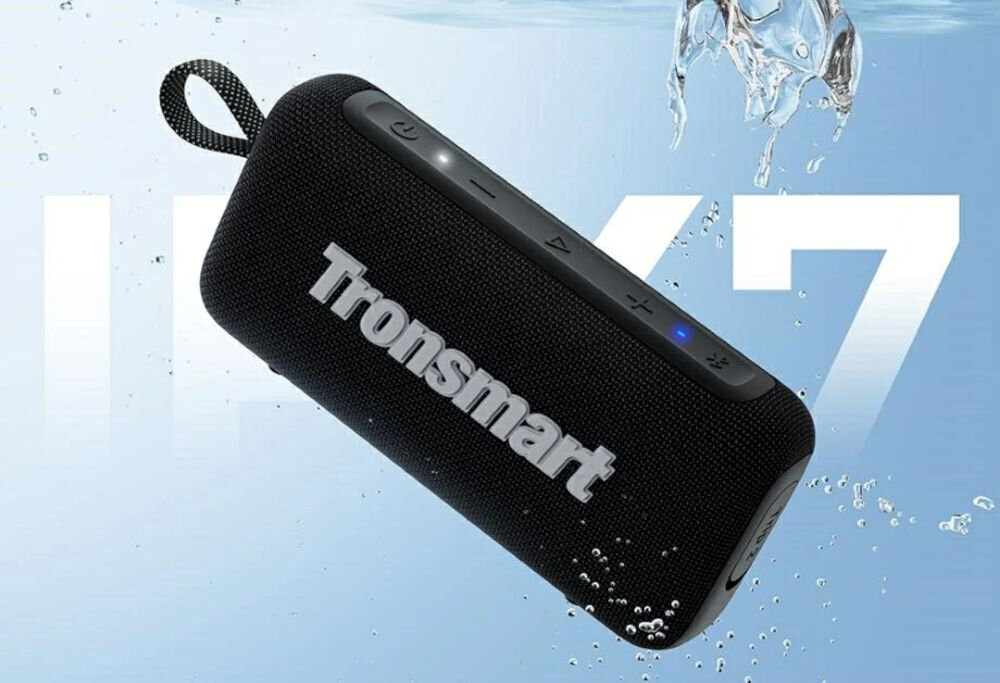 TRONSMART Trip 2 wodoodporny IPX7 przygody outdoor, Głośnik Trip 2 zanurzony w wodzie, z białym napisem IPX7 w tle