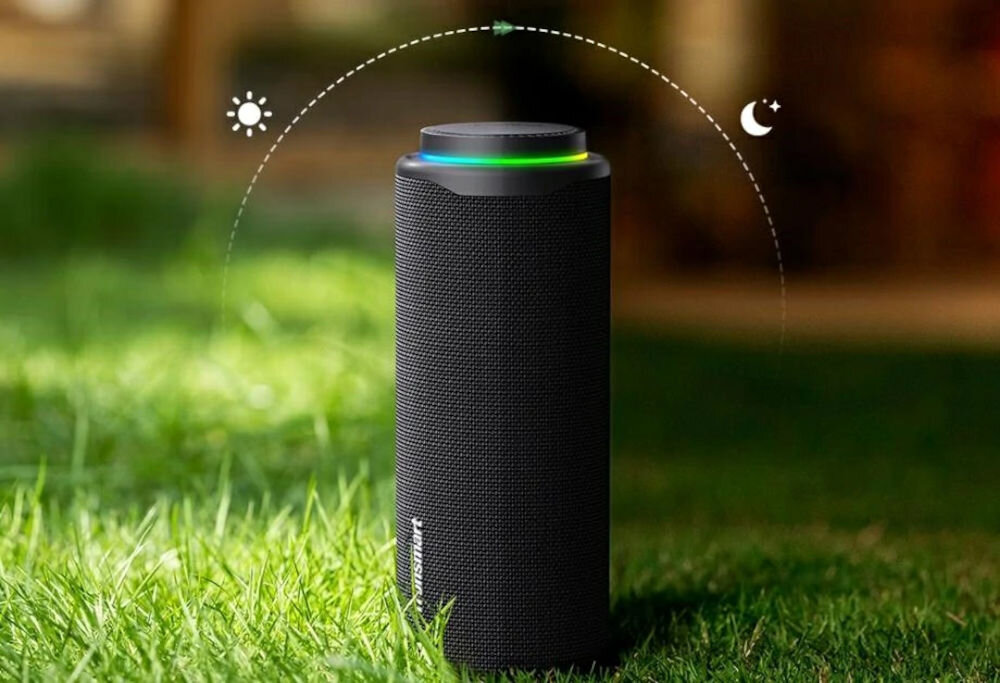 Głośnik TRONSMART T8 z akumulatorem 9000 mAh i 18 godzinami odtwarzania, Głośnik T8 na trawie, z łukiem przedstawiającym ikony słońca i księżyca na rozmytym tle