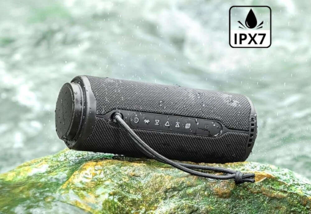 Głośnik TRONSMART T8 wodoodporny IPX7, dobry na plażę i basen, Głośnik T8 na wilgotnej skale w rzece, z logo IPX7 w prawym górnym rogu.