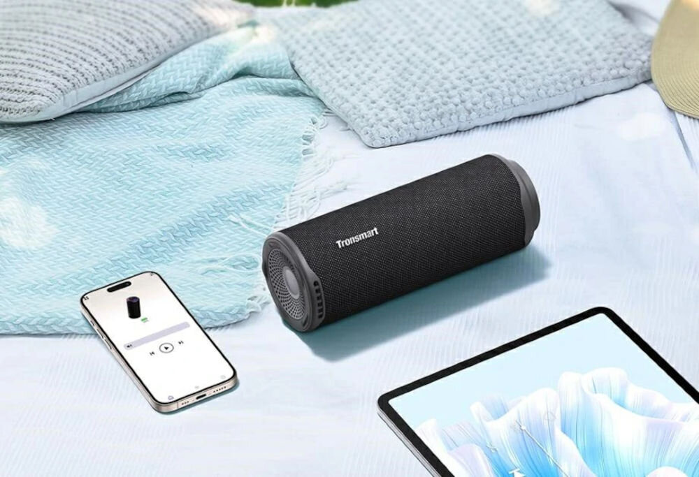 Głośnik TRONSMART T8 z funkcją TWS i podłączeniem dwóch urządzeń mobilnych, Głośnik T8, telefon i tablet na niebieskim kocu, na trawie