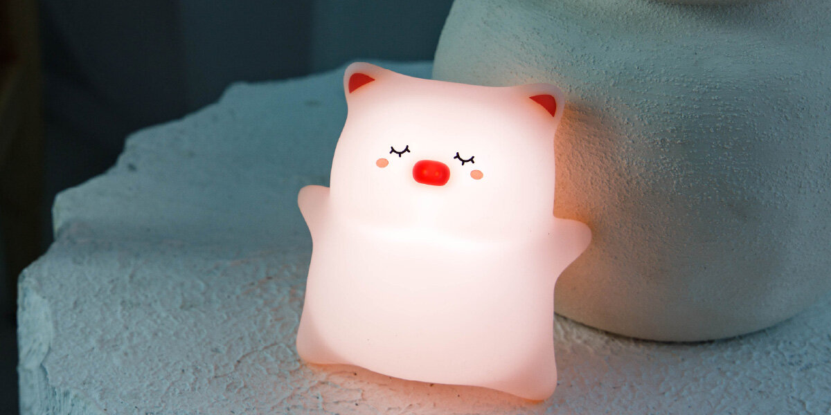 Lampka nocna INNOGIO GIOsleepy Świnka GIO-144, komfrot, światło, ciepło, sen, lampka nocna stoi na stoliku nocnym i świeci