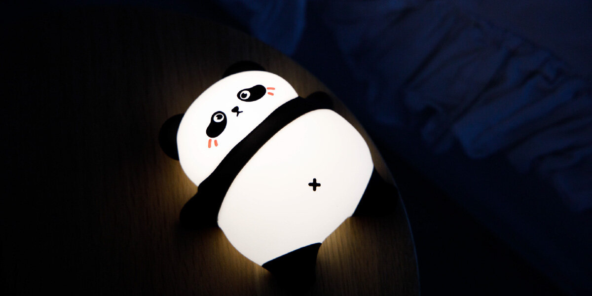Lampka nocna INNOGIO GIOsleepy Panda GIO-143, komfort, światło, ciepło, sen, lampka nocna panda leży na łóżku w ciemności świecąc