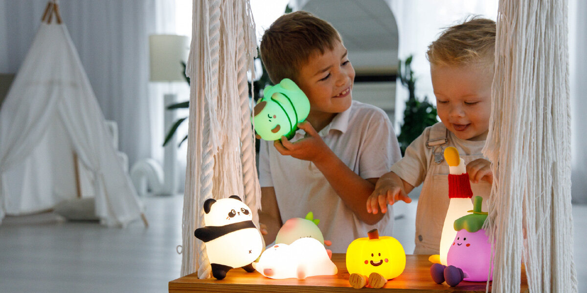 Lampka nocna INNOGIO GIOsleepy Panda GIO-143, dotykowa, intuicyjny, zabawa, wyłączanie, dzieci bawią się lampkami w tym pandą
