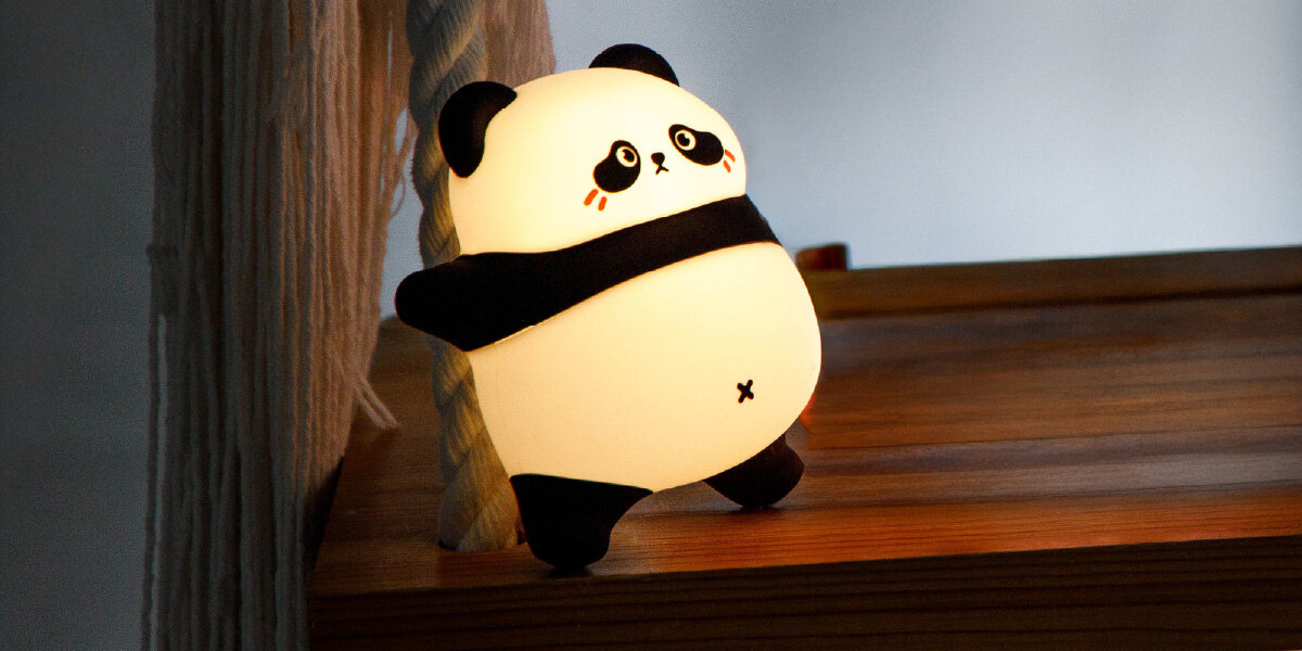 Lampka nocna INNOGIO GIOsleepy Panda GIO-143, komfort, bezpieczeństwo, nagrzewa, design, lampka panda stoi na półce i świeci