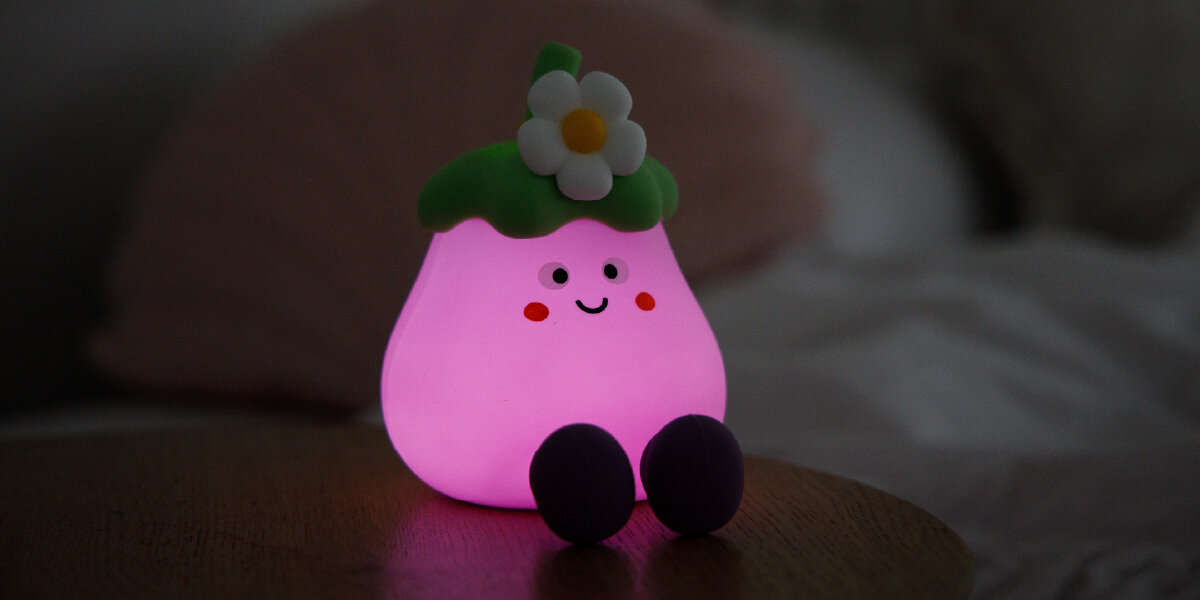 Lampka nocna INNOGIO GIOegplant Bakłażan GIO-147, światło, komfort, ciepło, sen, lampka stoi na stoliku nocnym przy łóżku