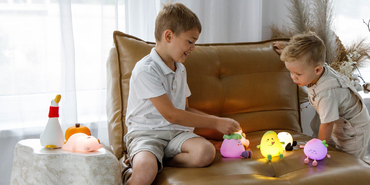 Lampka nocna INNOGIO GIOegplant Bakłażan GIO-147, podróż, 6 godzin, akumulator, ładowanie, dzieci bawią się różnego rodzaju lampkami w tym gioegplant