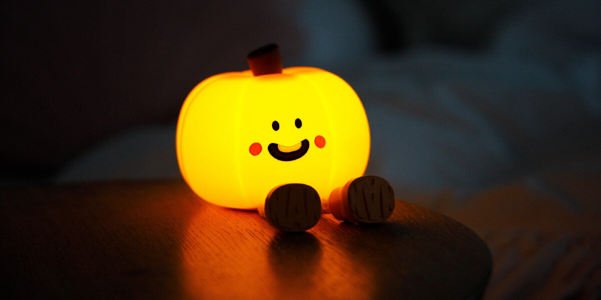 Lampka nocna INNOGIO GIOpumpkin Dynia GIO-146, światło, komfort, ciepło, sen, lampka stoi na stoliku nocnym przy łóżku