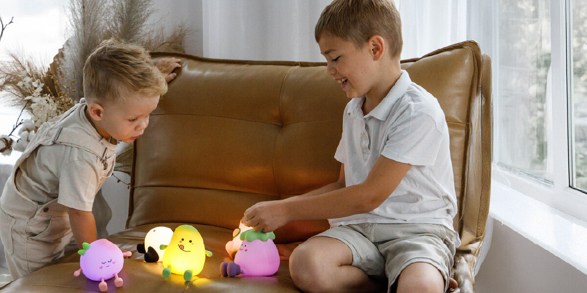 Lampka nocna INNOGIO Giopeach GIO-148, silikon, BPA, przytulanie, nagrzewa, dzieci bawią się w pokoju z różnego rodzaju lampkami w tym giopeach