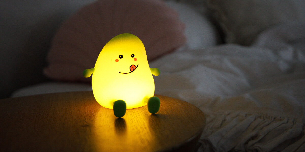 Lampka nocna INNOGIO GIOmango Mango GIO-149, światło, komfort, sen, wygoda, lampka stoi na stoliku nocnym w pokoju sypialnianym