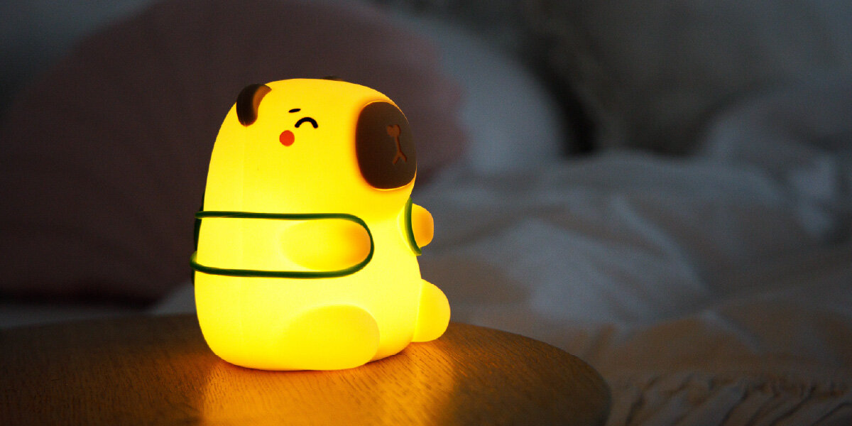 Lampka nocna INNOGIO GIOcapybara Kapibara GIO-154, światło, komfort, silikon, sen, lampka kapibara na stoliku nocnym świeci w pokoju sypialnianym