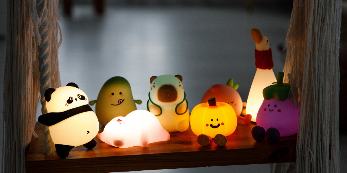 Lampka nocna INNOGIO GIOcapybara Kapibara GIO-154, ładowanie, usb-c, 6 godzin, zestaw, lampki różnego rodzaju w tym kapibara stoją na półce w pokoju