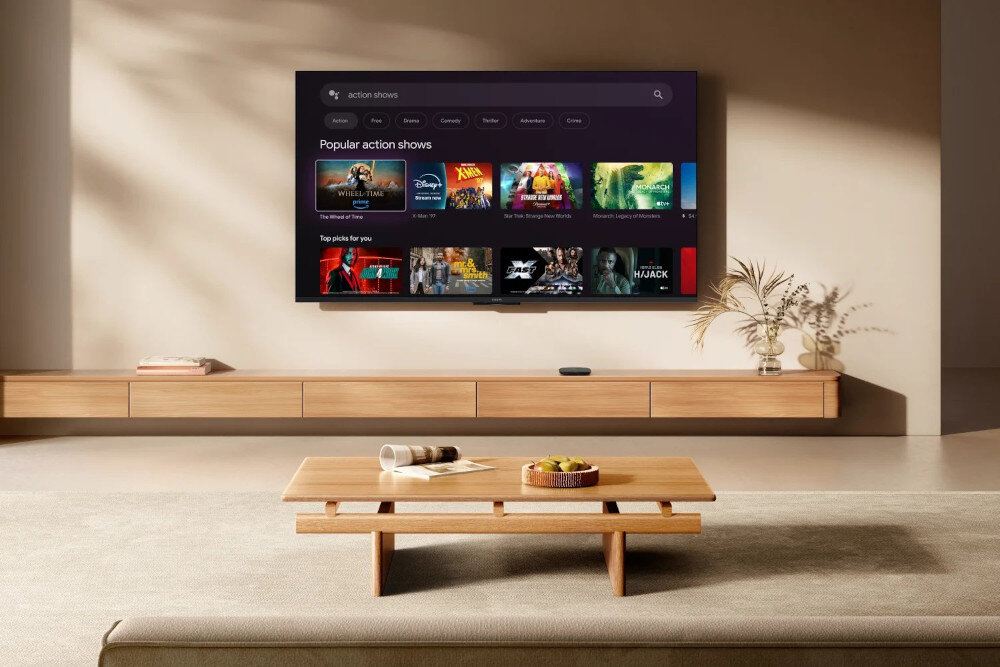 Odtwarzacz multimedialny 4K XIAOMI TV Box S 3-Gen - Dźwięk, który otacza, Dolby Atmos, DTS:X, telewizor zawieszony na ścianie w salonie, odtwarzacz mutlimedialny stojący na komodzie