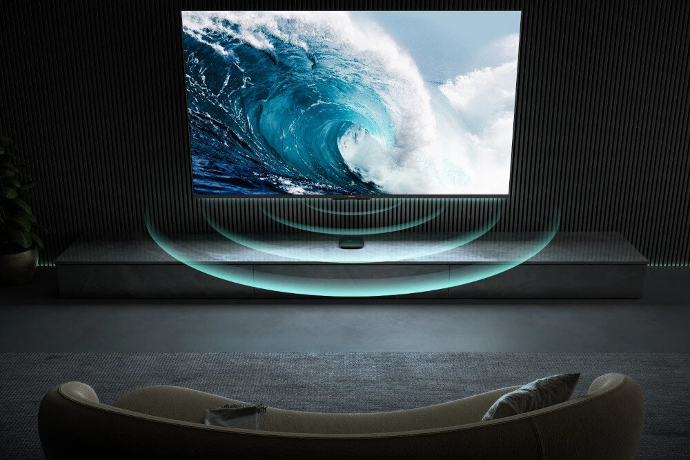 Odtwarzacz multimedialny 4K XIAOMI TV Box S 3-Gen - Moc do płynnej pracy, Procesor 6 nm, pamięć wewnętrzna, telewizor zawieszony na ścianie w salonie, odtwarzacz mutlimedialny stojący na komodzie