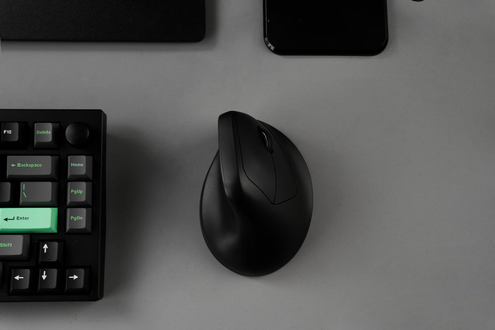 KEYCHRON M5 osobach praworęcznych naturalnego ułożenia dłoni odpowiedniemu wyprofilowaniu przyciski - mysz od góry na biurku, obok klawiatura z zielonymi klawiszami