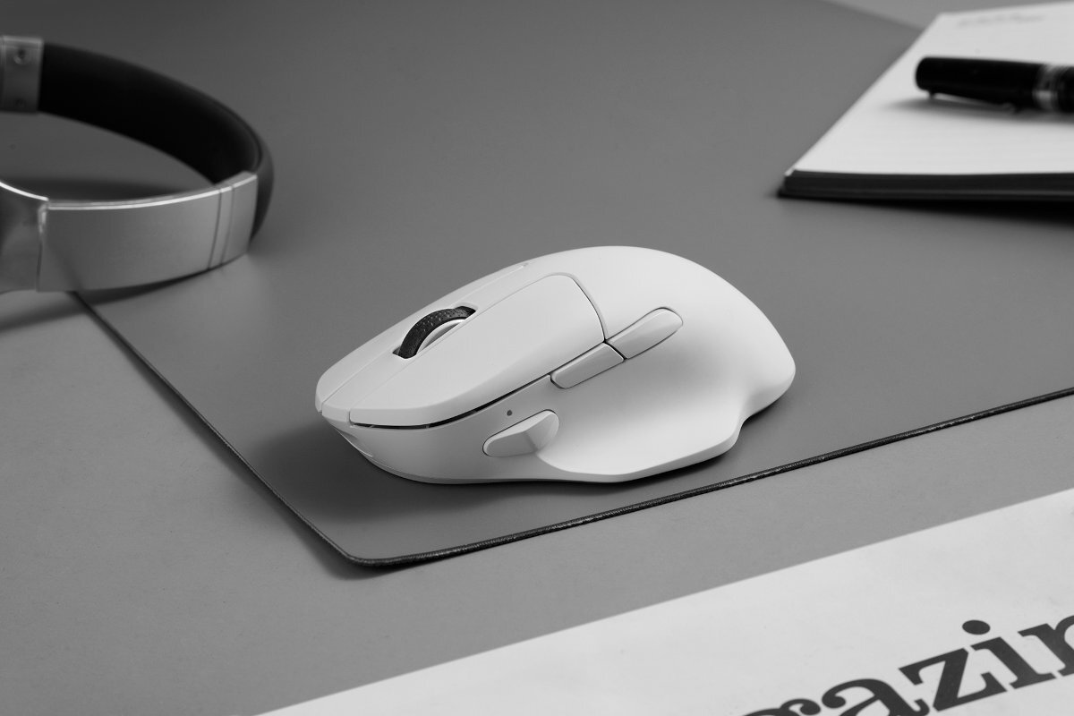 KEYCHRON M7 mikroprzełączniki Huano 80M fizyczne przyciski do szybkiej zmiany ustawień - biała mysz na podkładce