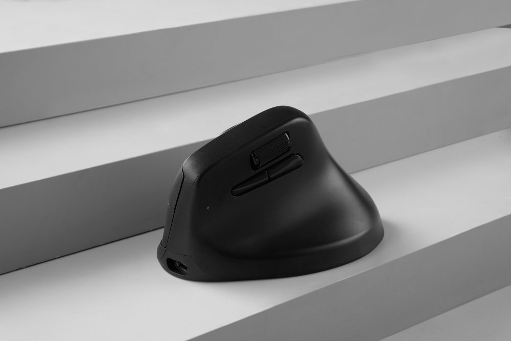 KEYCHRON M5 35 g redukuje zmęczenie dłoni obudowa o wymiarach 175 × 90 × 35 mm - mysz w kolorze czarnym na minimalistycznym tle