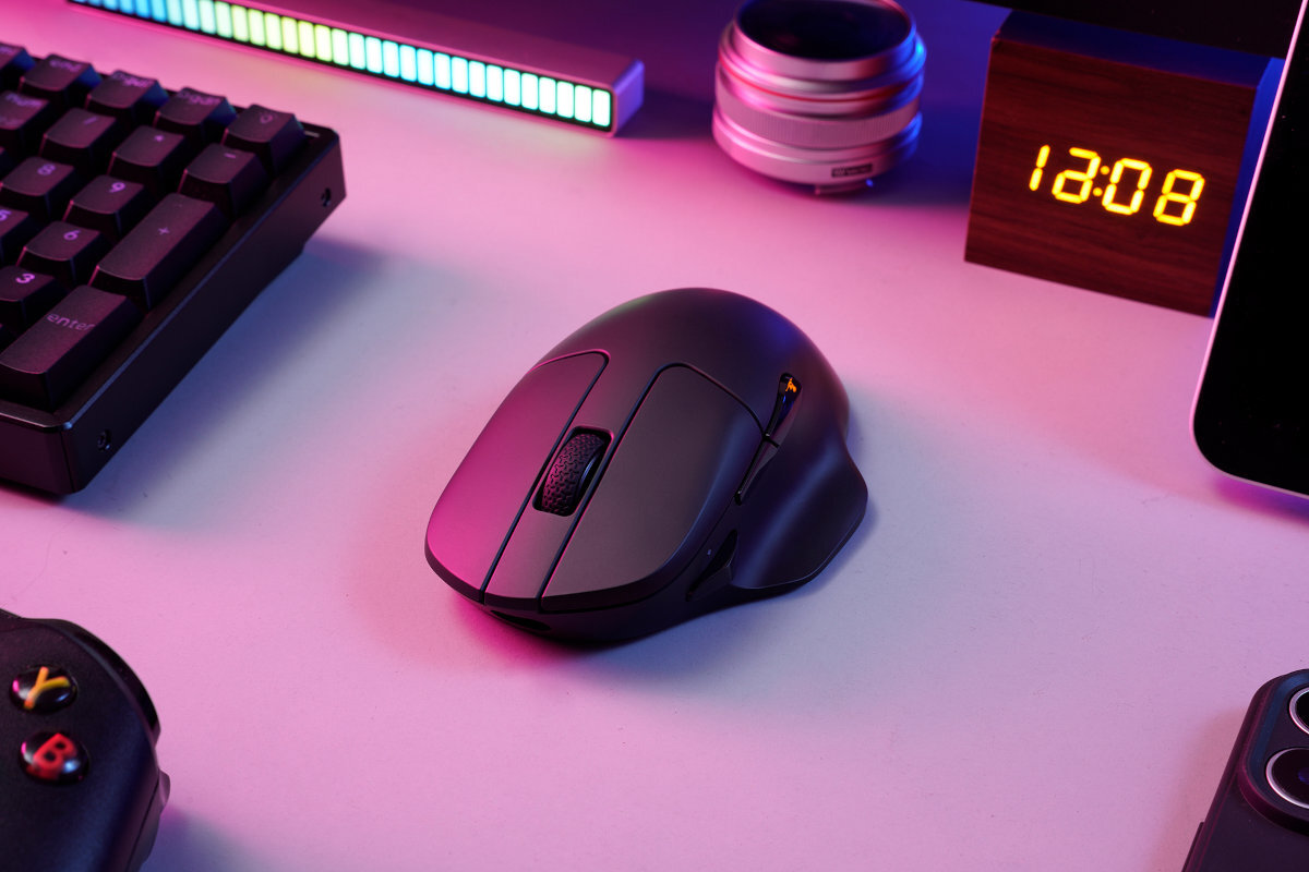 KEYCHRON M7 Windows, macOS, Linux przeglądarkami Chrome, Edge i Opera - mysz od przodu na biurku