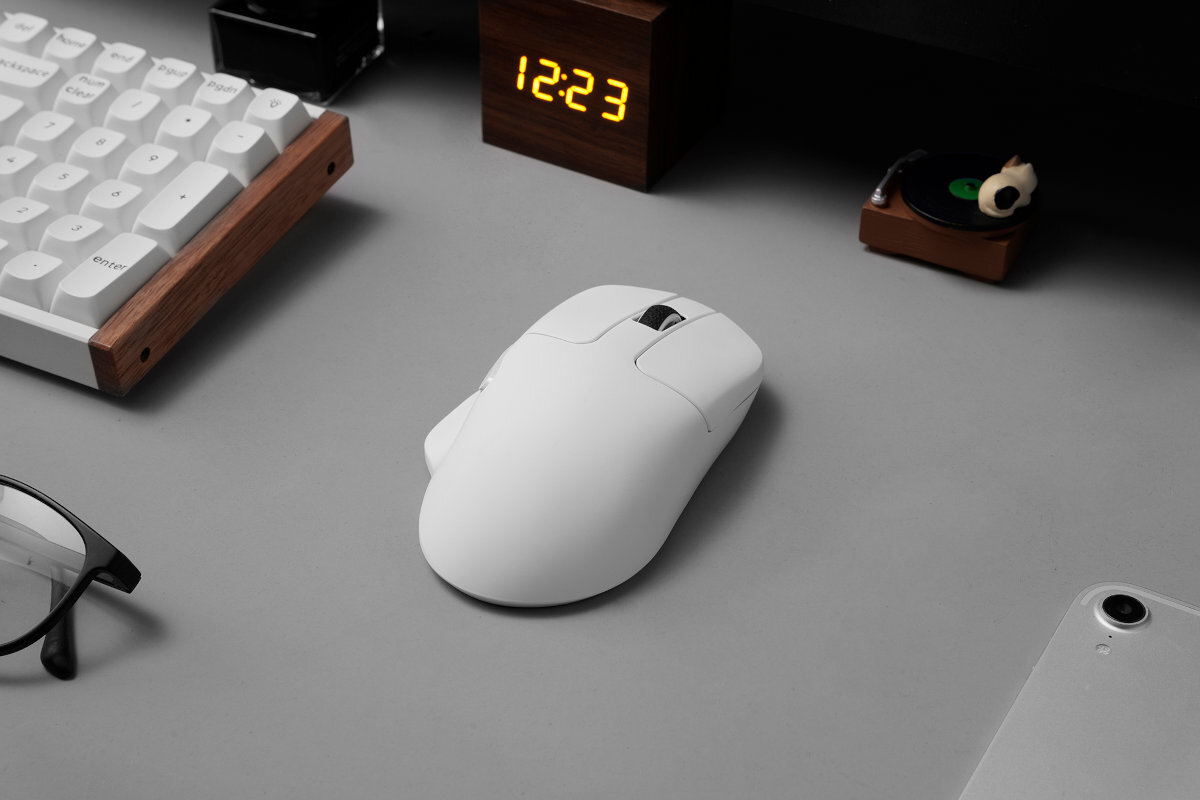 KEYCHRON M7 Keychron M7 bezprzewodowa Trzy tryby łączności szybkiej regulacji DPI i polling rate przycisków Personalizacja ustawień przycisków i makr aplikacji Keychron Launcher przycisku makro na boku myszy - mysz na biurku