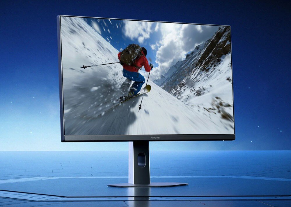 Monitor XIAOMI G27i Monitor wyświetlający narciarza zjeżdżającego po naśnieżonym stoku w słoneczny dzień, opis