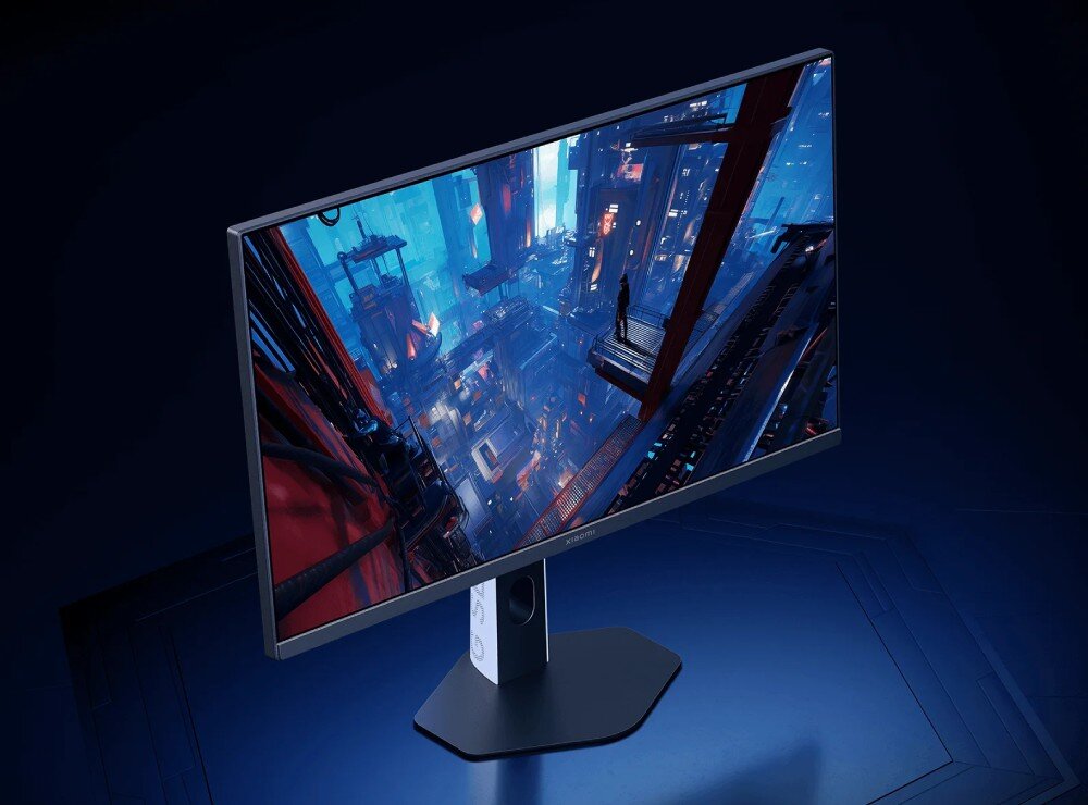 Monitor XIAOMI G27i Monitor ustawiony pod kątem prezentujący pionowe ujęcie mrocznego miasta przyszłości w niebieskiej tonacji, ochrona wzroku, redukcja niebieskiego światła