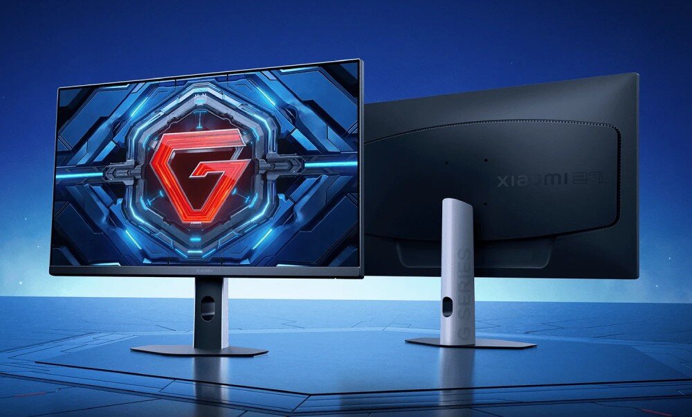 Monitor XIAOMI G27i Dwa monitory obok siebie prezentujące przód z grafiką litery 'G' oraz tył obudowy z widocznym stojakiem i napisem 'G SERIES', wygląd, wielkość