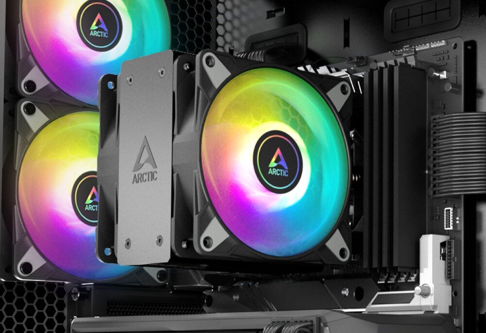 Komputer MAD DOG GeForce RTX5060 DLSS 4 Reflex Edition 2 Powered by Gigabyte AORUS301-A17DR32 Chłodzenie procesora Arctic. Aluminiowe żebra radiatora widoczne za wentylatorami, obok podzespoły komputera, chłodzenie, temperatura, radiatory, podświetlenie