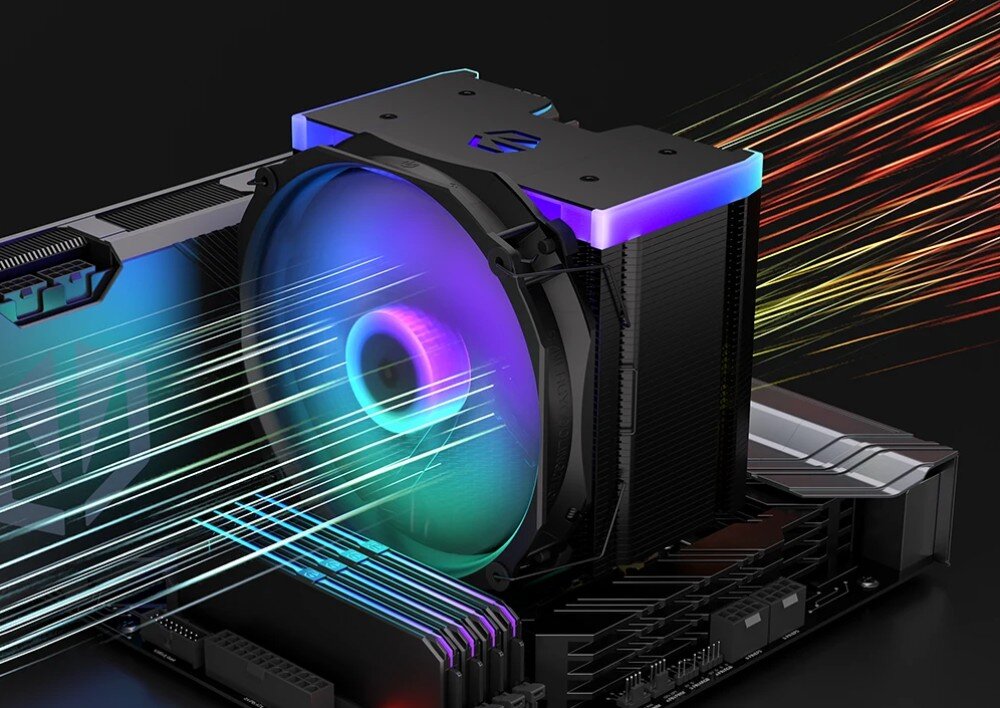 Komputer MAD DOG GeForce RTX5060 DLSS 4 Reflex Edition 2 Powered by Gigabyte AORUS301-A18WR16WH Zbliżenie na chłodzenie zamontowane w komputerze z włączonym podświetleniem wentylatora, chłodzenie procesora, temperatura, radiator