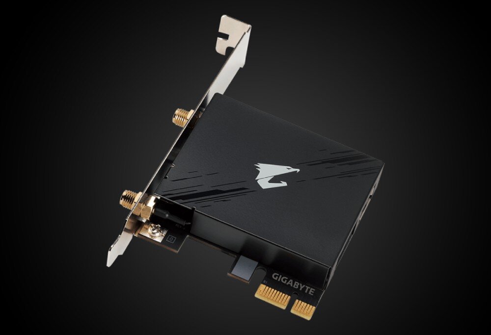 Komputer MAD DOG GeForce RTX5060 DLSS 4 Reflex Edition 2 Powered by Gigabyte AORUS301-A18DR16 Karta sieciowa PCIe w czarnej obudowie z logo producenta, wyposażona w złote złącza antenowe, karta sieciowa Wi-Fi 6E, pasma, przepustowość, Bluetooth