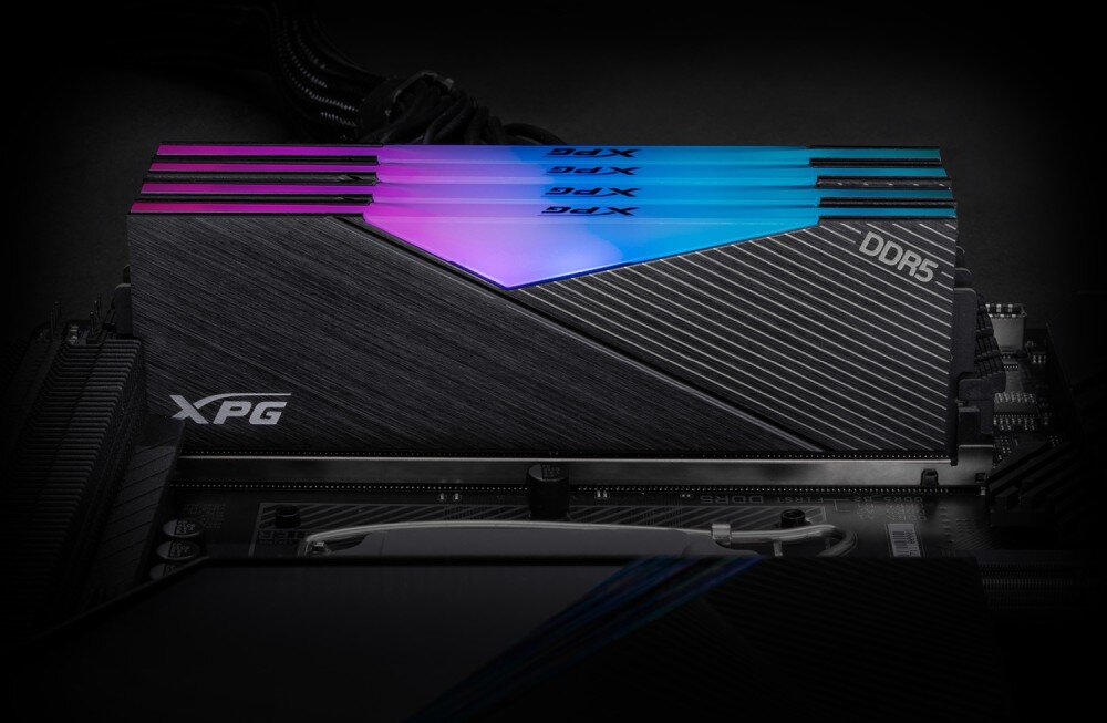 Komputer MAD DOG GeForce RTX5080 DLSS 4 Reflex Edition 2 Powered by Gigabyte C500-U02WR64WH Cztery moduły pamięci RAM z podświetleniem RGB w odcieniach różu i niebieskiego zamontowane w gnieździe płyty głównej, pamięć RAM DDR5, taktowanie, opóźnienia, podświetlenie, korekcja błędów
