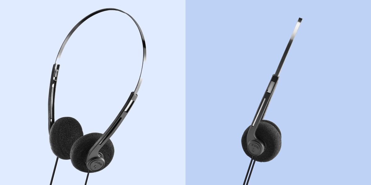 Porównanie słuchawek nausznych: z lewej strony widok pod kątem z czarnymi nausznikami z pianki, z prawej widok z boku, ukazujący metalowy, regulowany pałąk.